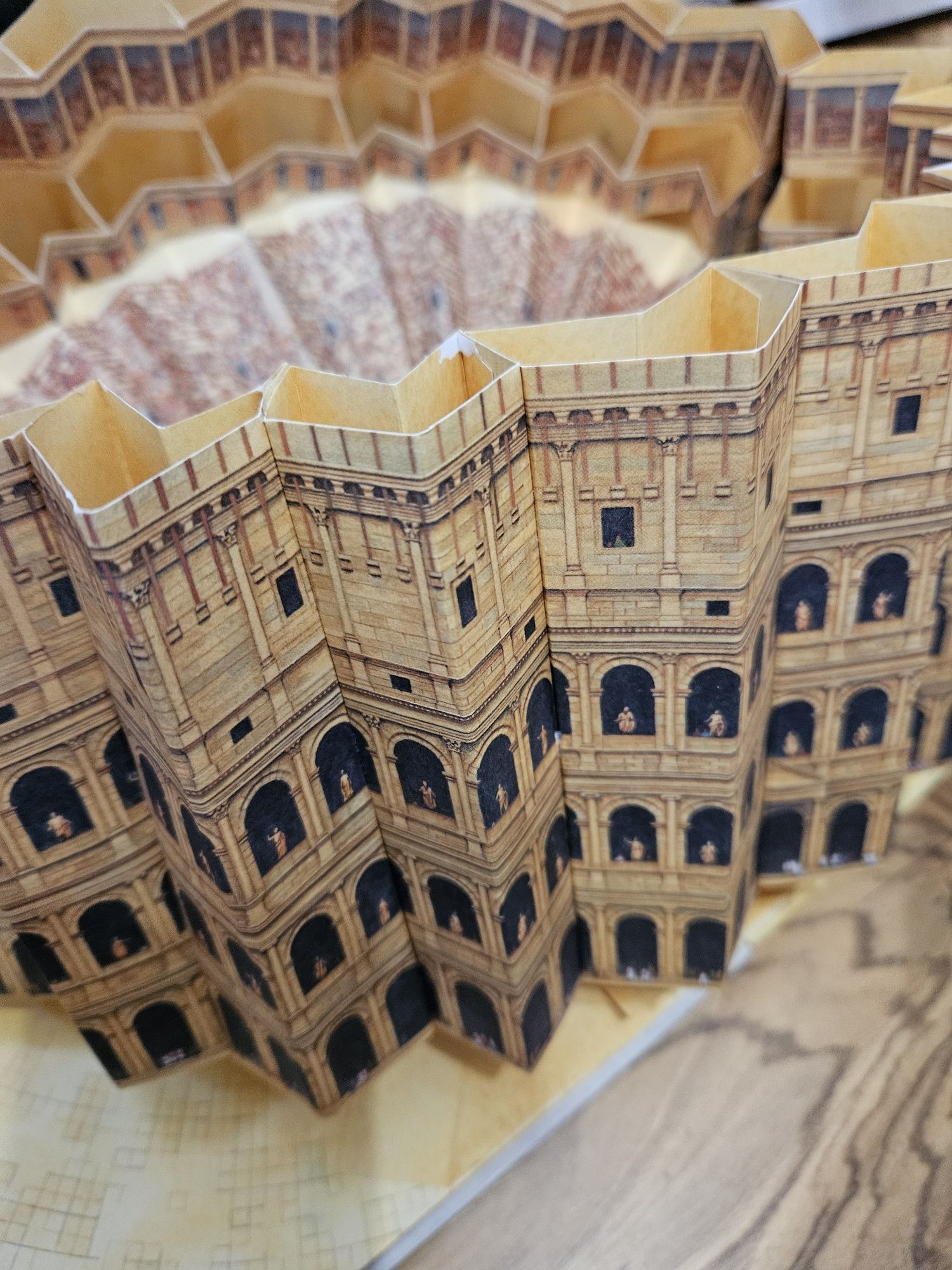Carte "Gladiatorii",  Descopera Colosseumul Roman în 3D

Setul contine