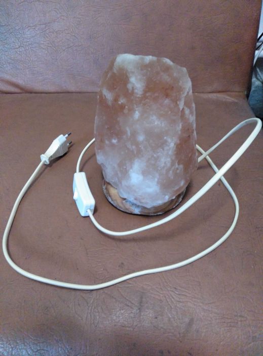 Lampa din cristal masiv de sare