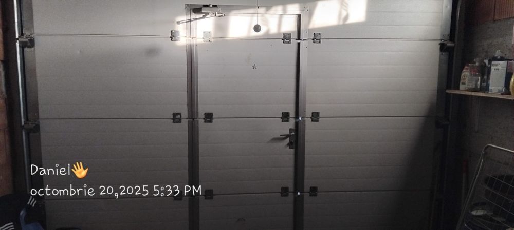 VÂND Usa de garaj cu telecomanda