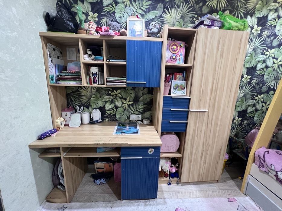 Школьная стенка шкаф +стол