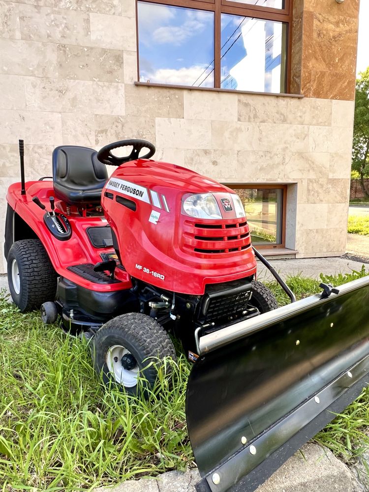 Tractoras de tuns iarba Massey Ferguson Kawasaki Funyirotraktor