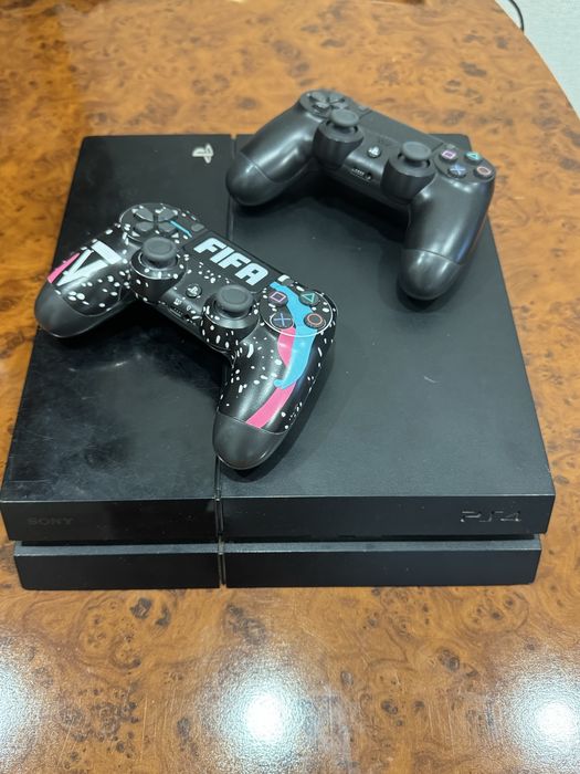 Игровая приставка Sony PlayStation 4 в хорошем состоянии 2 джотстика