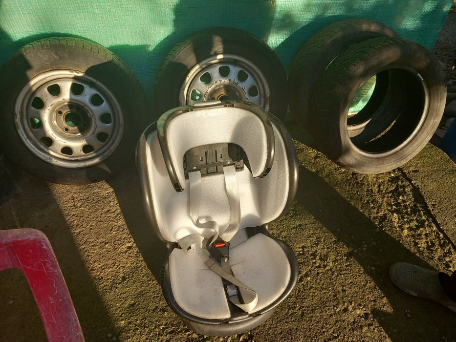 Vând 2 jante cu cauciucuri și scaun auto copii