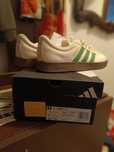 Adidasi Adidas noi nepurtati cu eticheta
