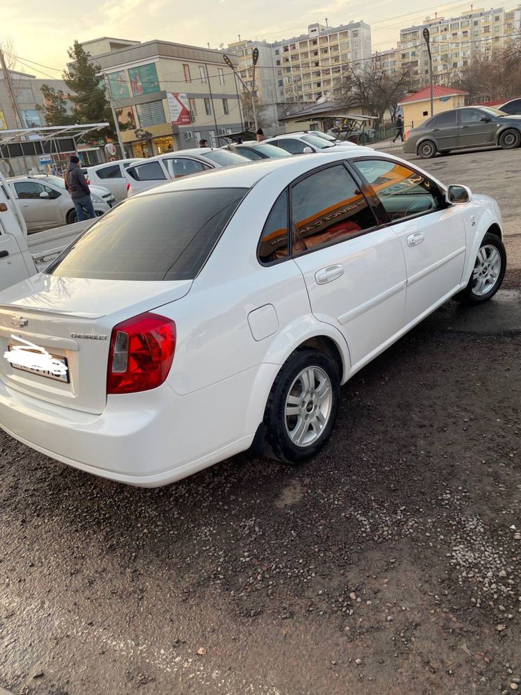 Lacetti 1.6 sotiladi.