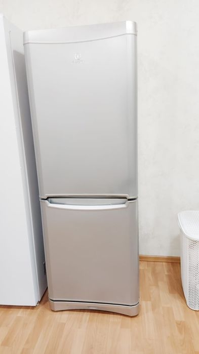 Продам холодильник индезит.