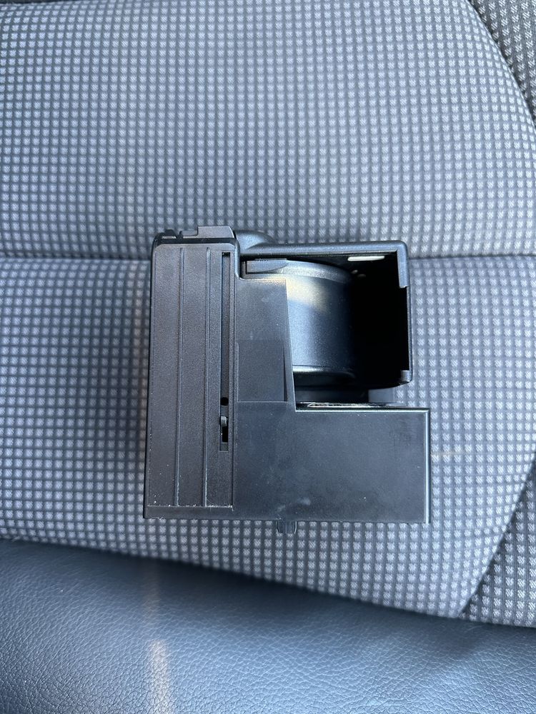 Поставка чаши мерцедес е класа cup holder mercedes e klas