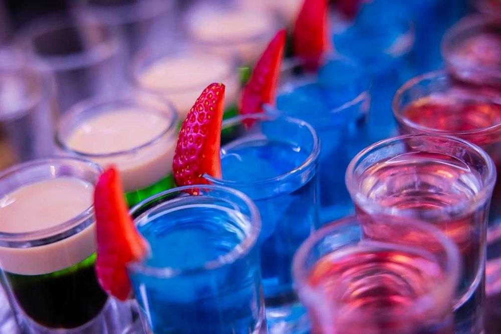 Barmani pentru evenimente. Bar mobil. Open bar. Tort de shoturi, etc.