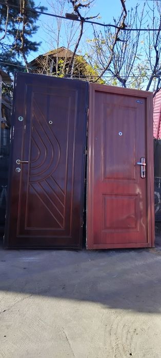 Vînd uși metalice de exterior complete cu chei