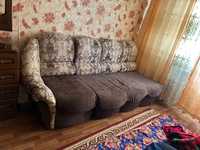 Продам диван б/у с чехлом ,чистый без пятен