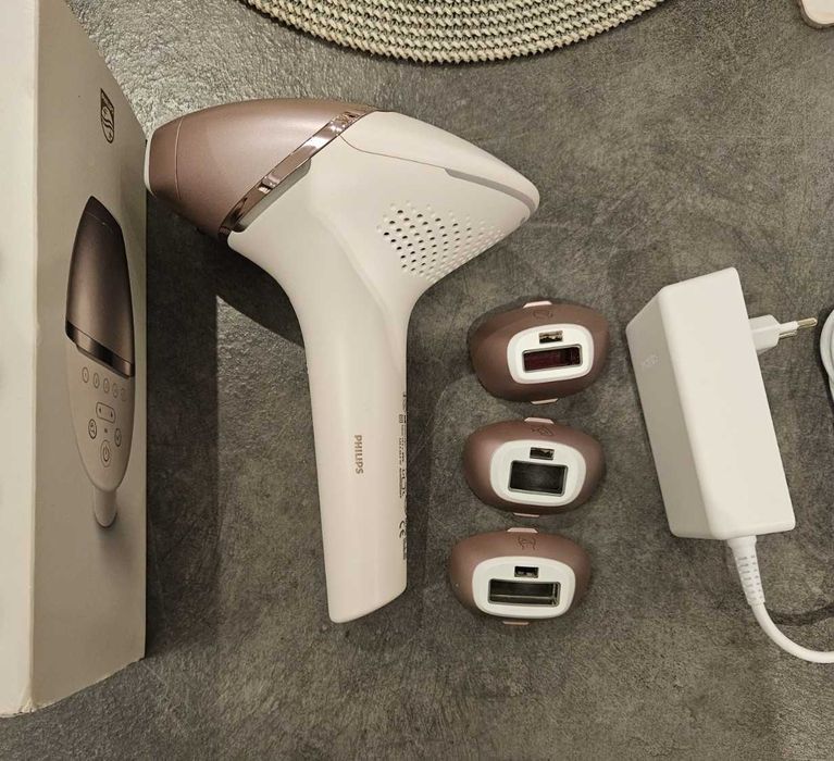Фотоепилатор Philips Lumea 9000, BRI958