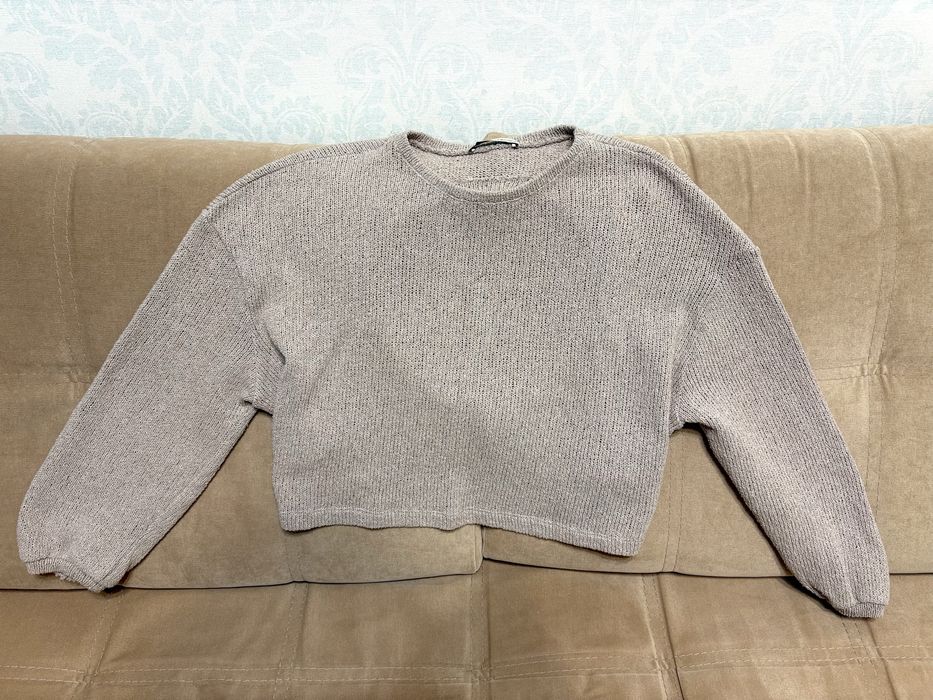 Бежевый пуловер с вырезом