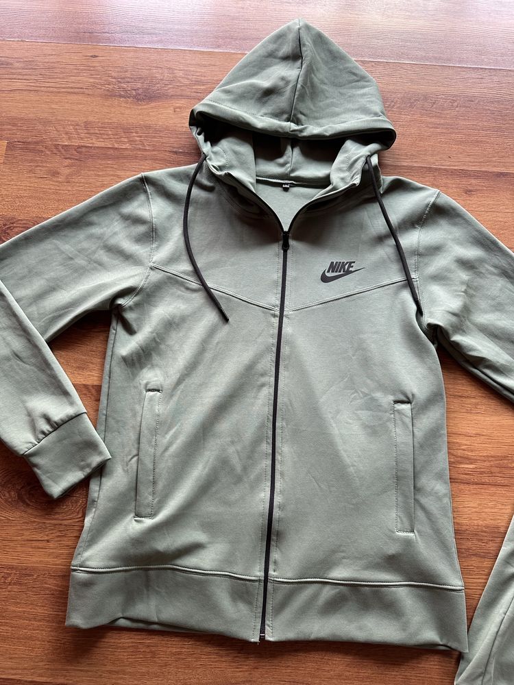 Мъжки,памучен,масленозелен екип Nike с качулка и ципове на джобовете