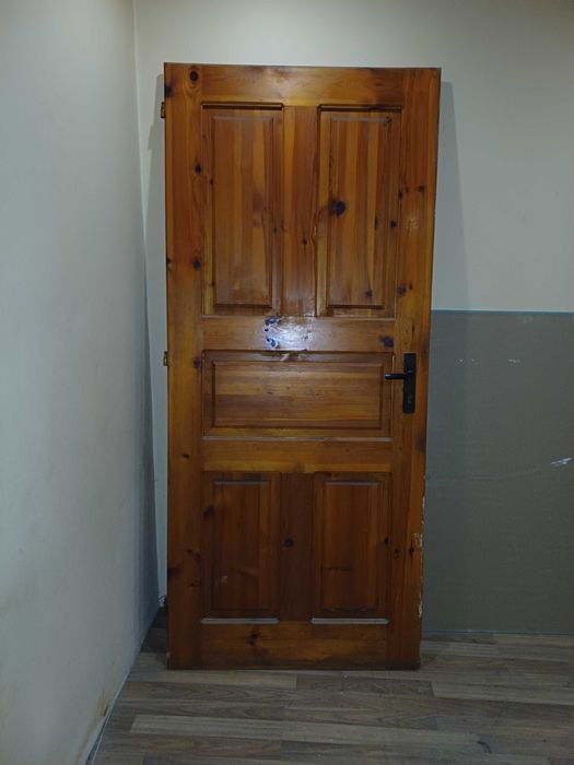 Дървена масивна врата от чам