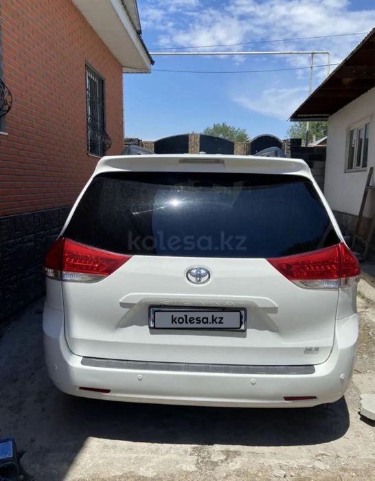 Toyota Sienna 2010 года.