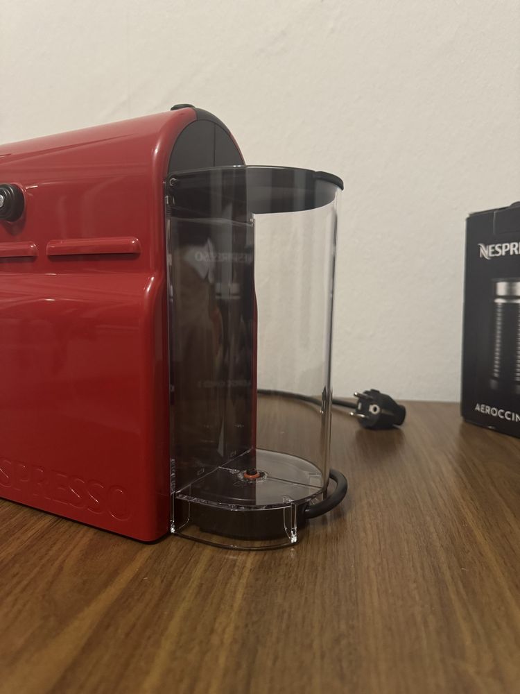 Кафемашина Nespresso Inissia + Aerochino! Нови!