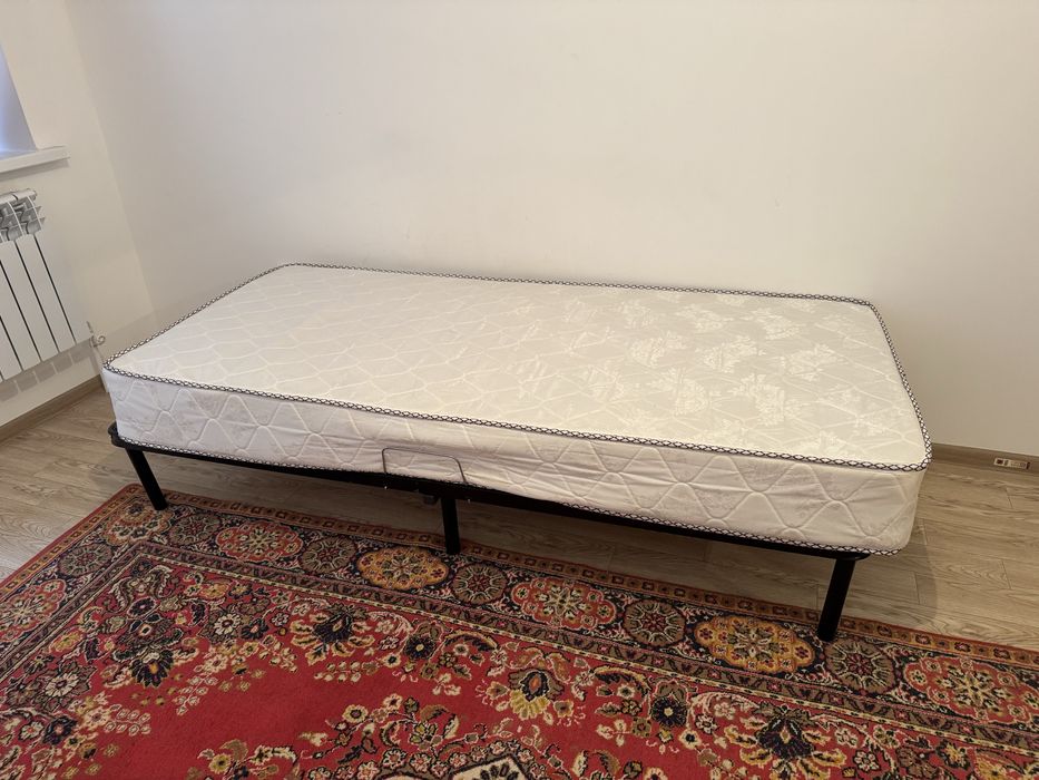 Кровать с матрасом