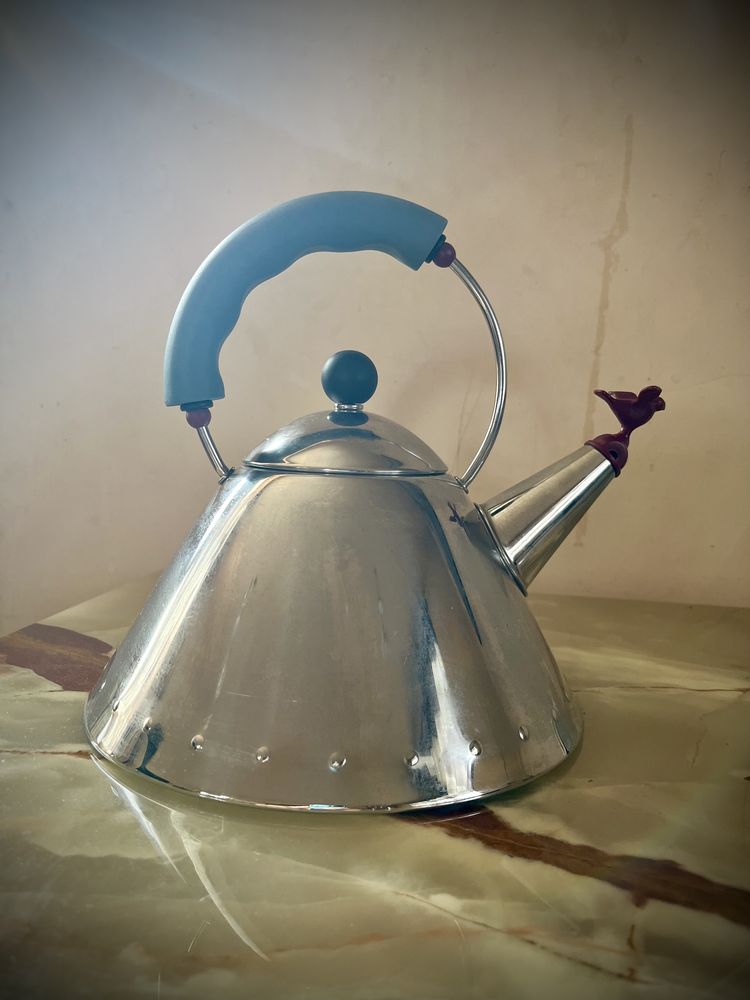 Ceainic Alessi 9093 creat de designerul Michael Graves