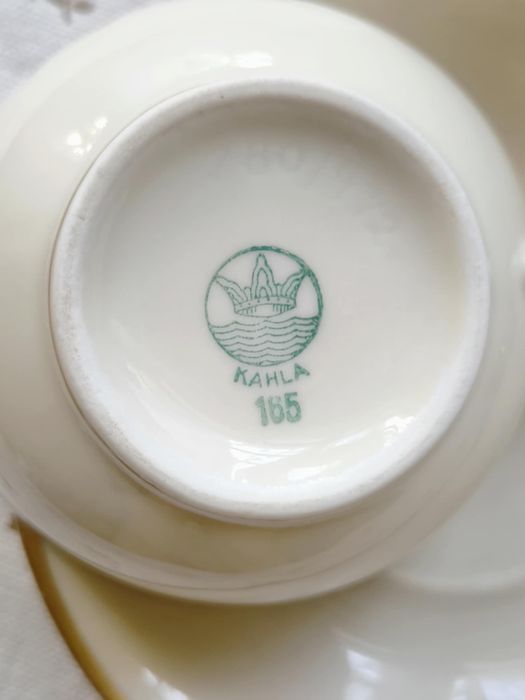 Чаши за чай, захарница и каничка