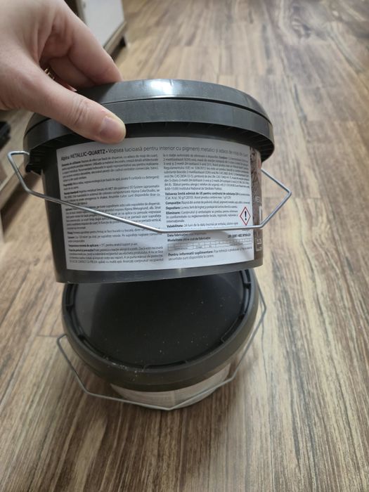 Vopsea cu pigmenti metalici