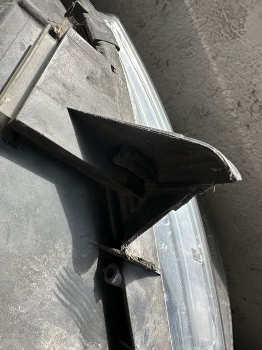 Golf 5 десен фар 2 счупени уши