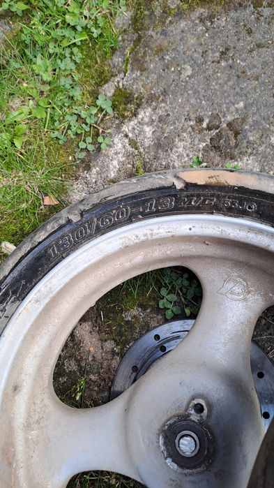 Roti scuter în stare bună sunt umflate tine presiunea