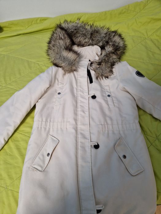 Бяло дамско яке тип парка