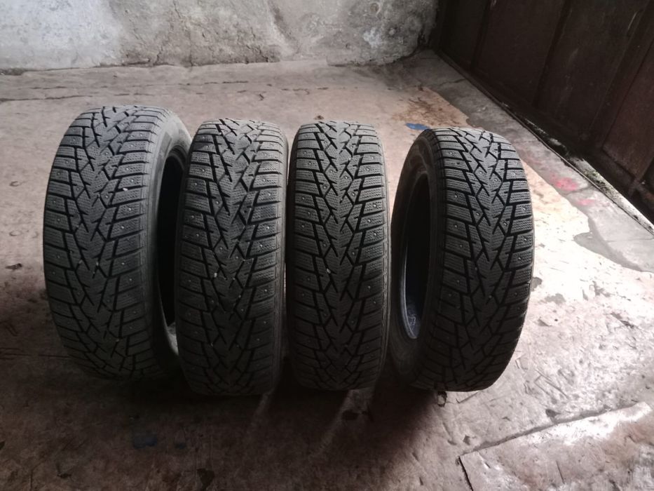 Продам шипованные шины 215