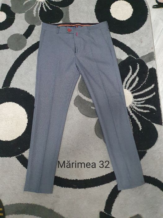 Vând rochițe și pantaloni bărbătești