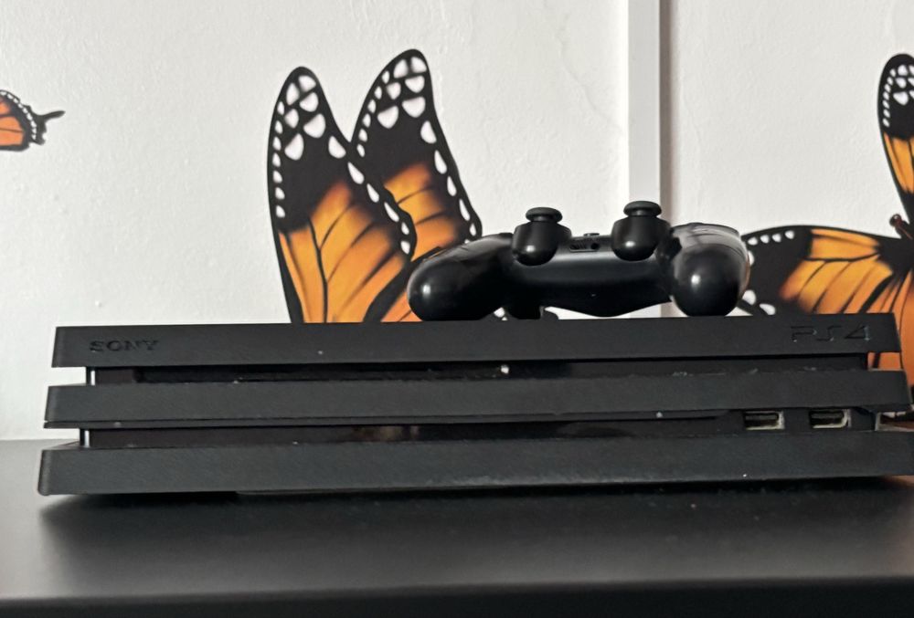 Vând ps4 foarte bun nu afost folosit de multe ori