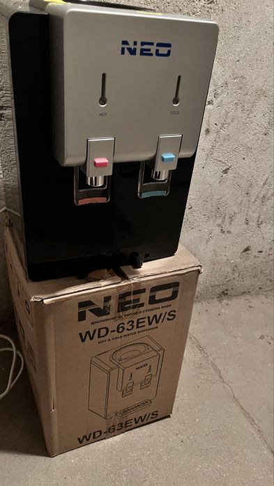 Диспенсър за топла и студена вода NEO + допълнителни бутилки