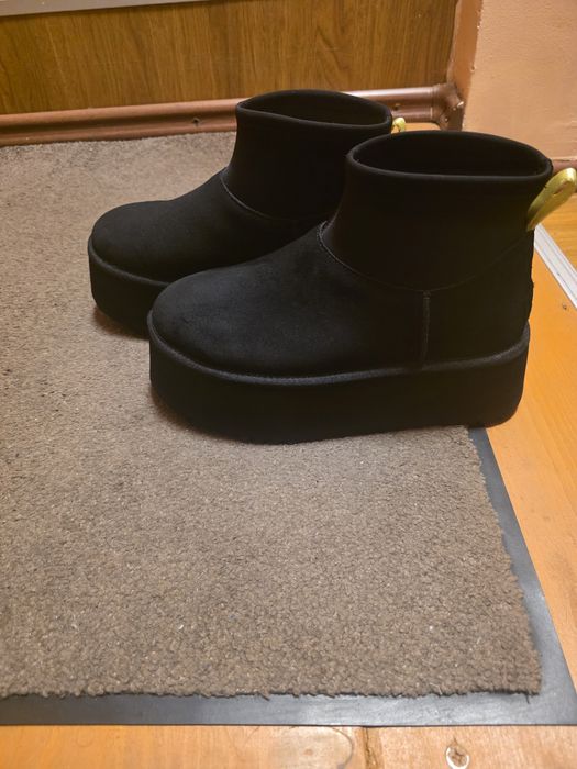 Vând Botine UGG  din piele