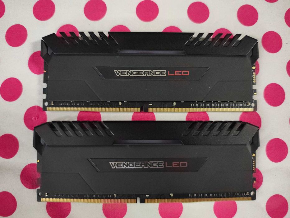 Memorie Corsair Vengeance RED LED 32GB DDR4 3200MHz CL16.