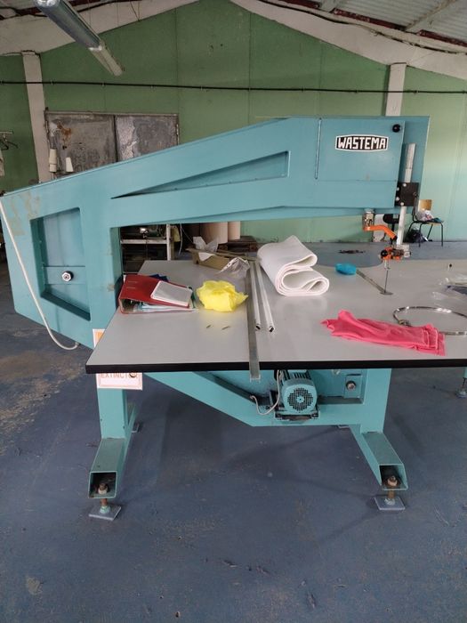 Vând mașină de tăiat materiale textile. Bazic