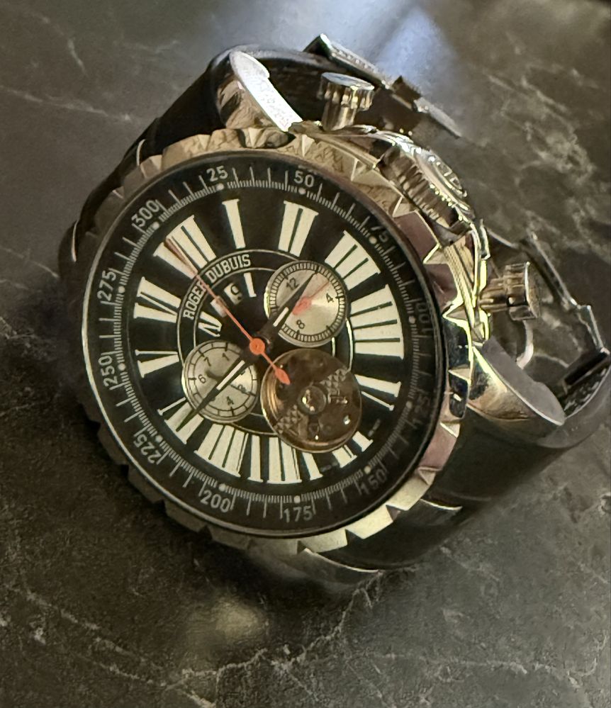 Стилен мъжки часовник в стил Roger Dubuis