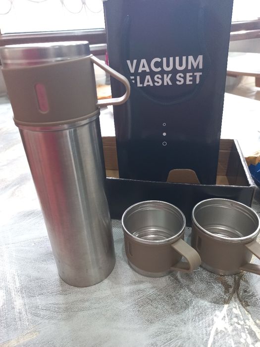 Термос с кружками для подарка и др вещей.