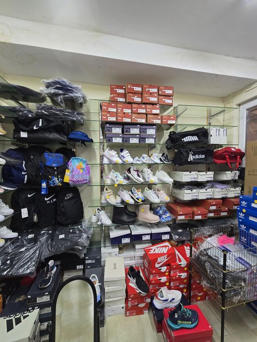 Стелажи за магазин