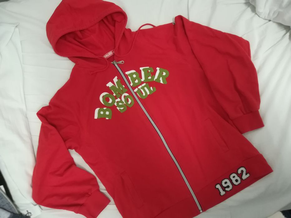 Суичър в червено