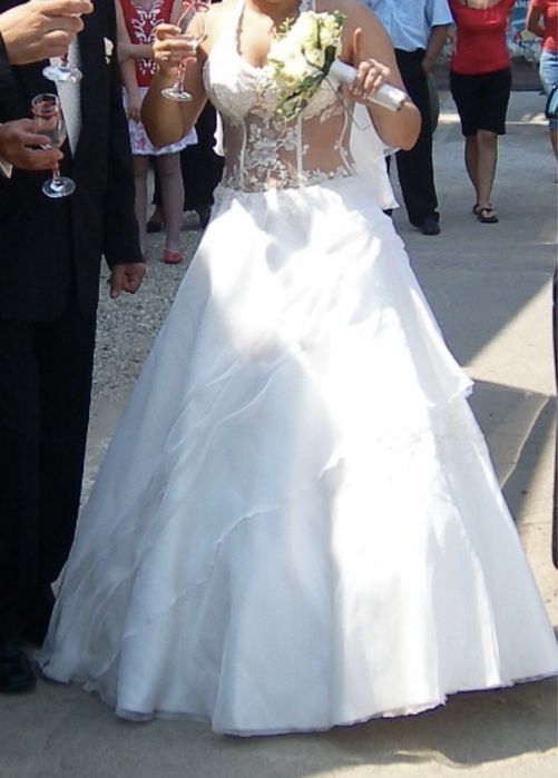 Vand rochie pe cerc de mireasa