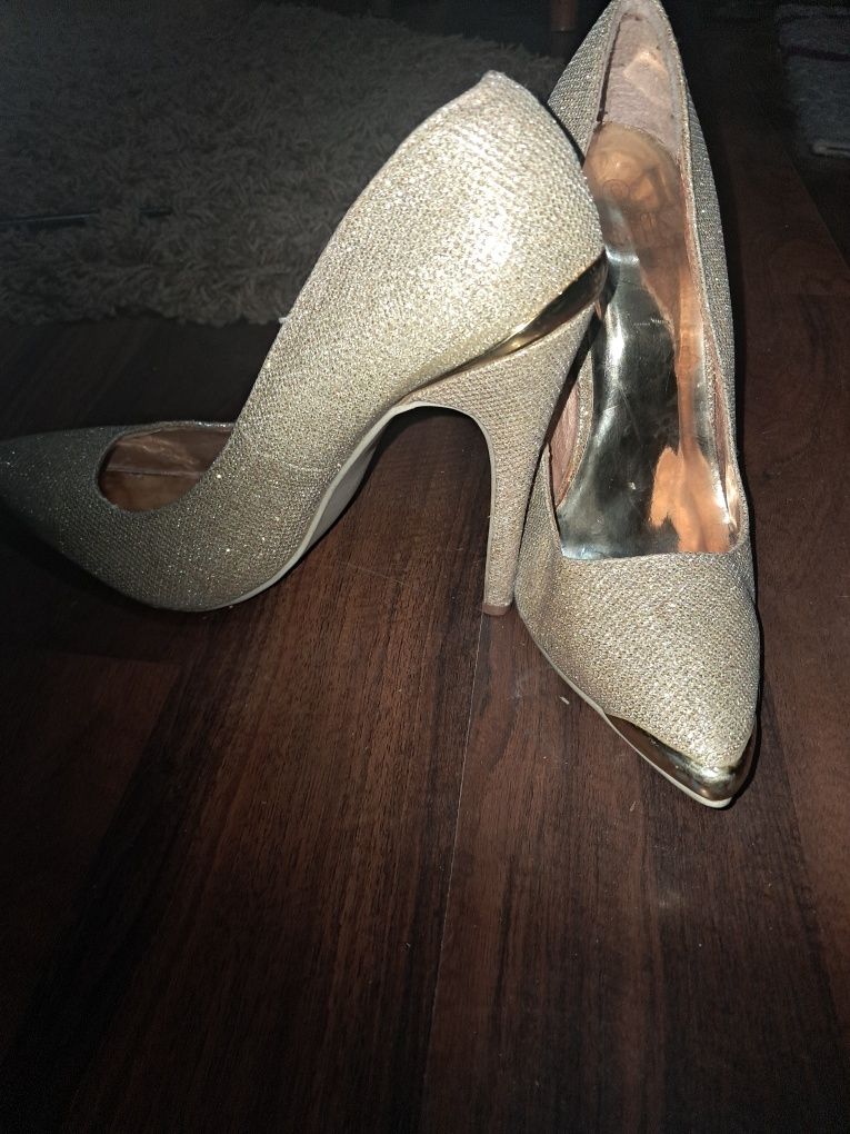 Pantofi stileto aurii