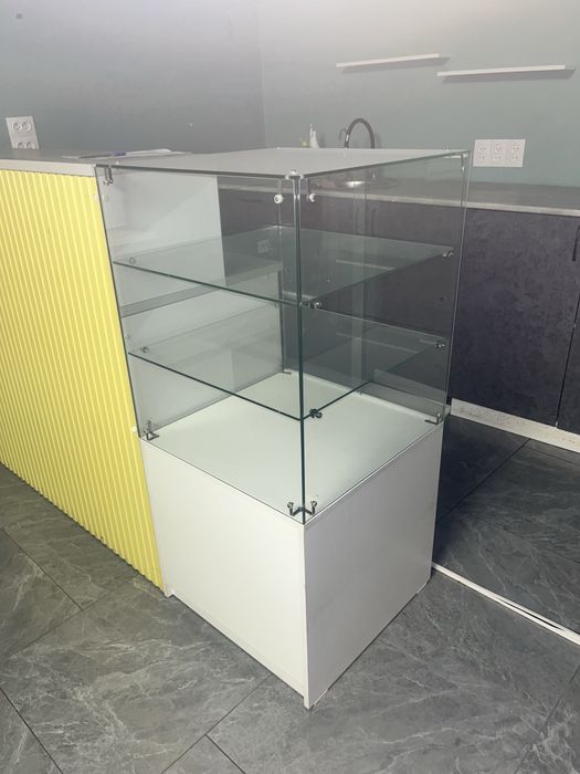 Стеклянная витрина с полками