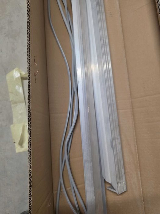 Продавам тапетна врата PORTA HIDE, 70 см., дясна с отваряне навътре