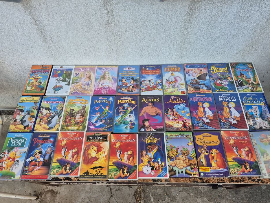 Vând 52 casete video VHS originale cu filme animație