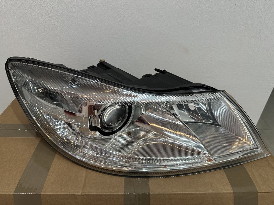 Far dreapta skoda octavia 2 fl facelift xenon adaptiv Europa