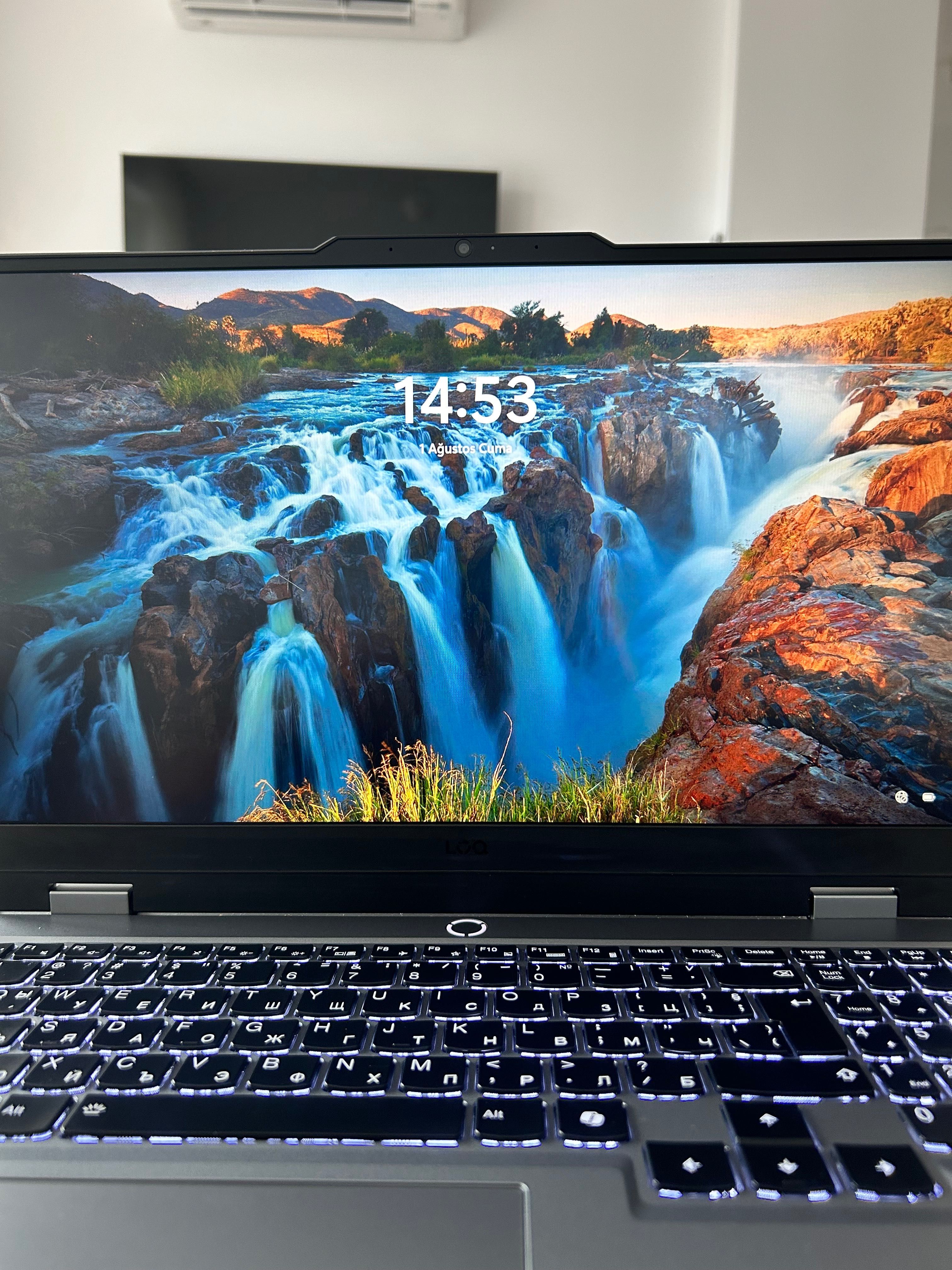 Геймърски лаптоп Lenovo LOQ15IAX9