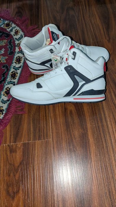 Продаются мужские кроссовки