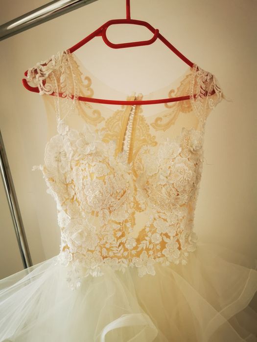 Vand rochie de mireasa + Crinolina