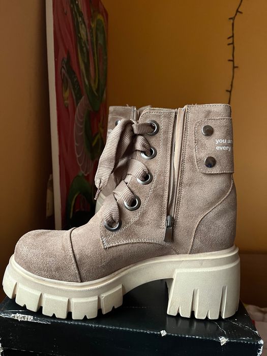 Дамски бежови боти