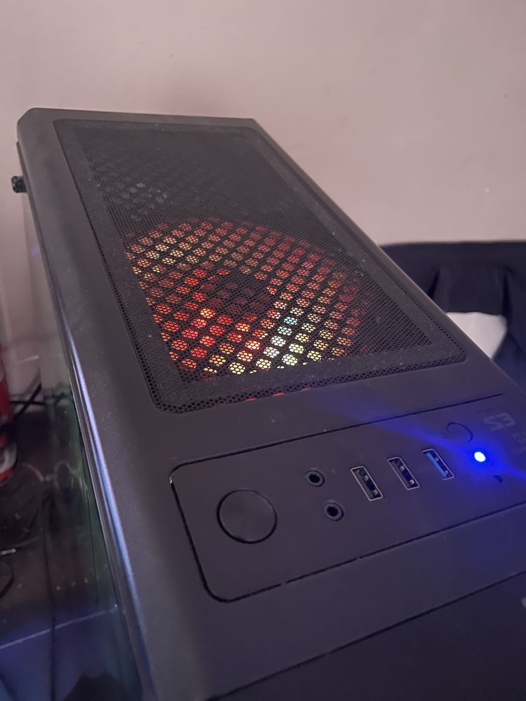 Продавам геймърски компютър Ryzen 5 5500 Rx 580 8gb 16RAM