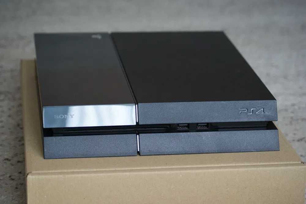 playstation 4 Functional , doua manete cont de PS 6 luni